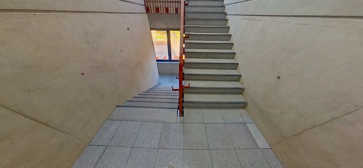 Moderne Treppenanlage mit Betonwerkstein